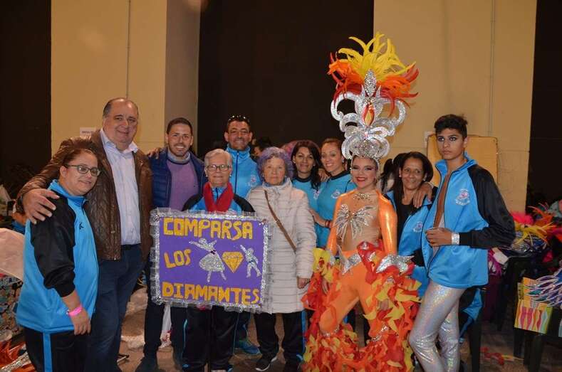 Juan Martel y Héctor Suárez con miembro del grupo Los Diamantes (Foto TA)